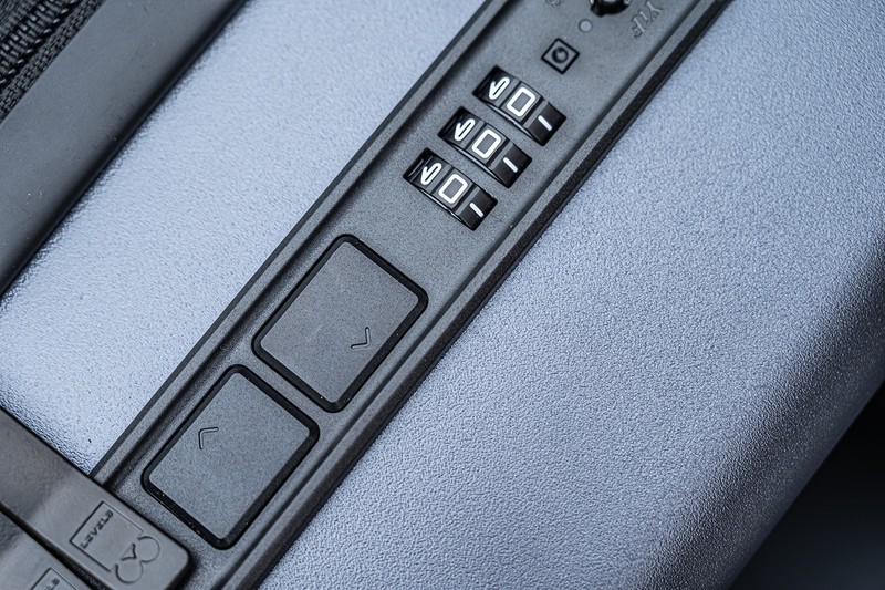 一键前开门快速取物，地平线8号前开口系列行李箱，不一样的20寸登机箱