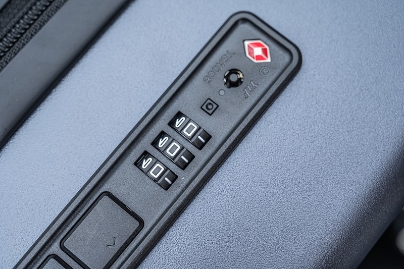 一键前开门快速取物，地平线8号前开口系列行李箱，不一样的20寸登机箱