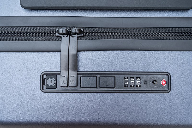 一键前开门快速取物，地平线8号前开口系列行李箱，不一样的20寸登机箱