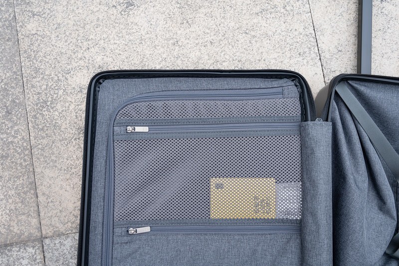 一键前开门快速取物，地平线8号前开口系列行李箱，不一样的20寸登机箱