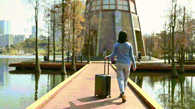 一键前开门快速取物，地平线8号前开口系列行李箱，不一样的20寸登机箱