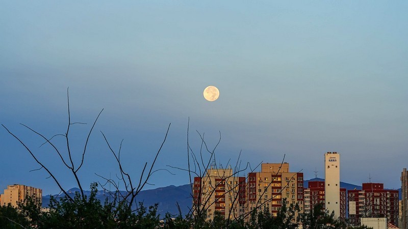 还记得小时候 仰望美丽星空的梦想吗