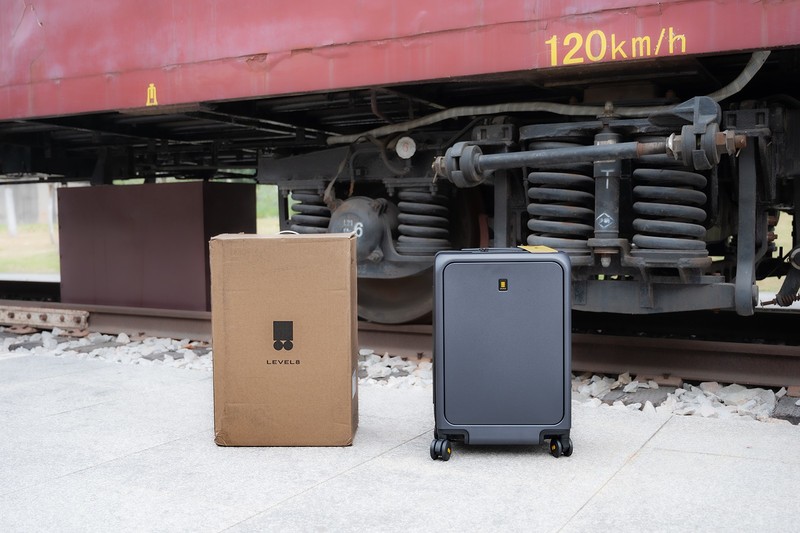 一键前开门快速取物，地平线8号前开口系列行李箱，不一样的20寸登机箱