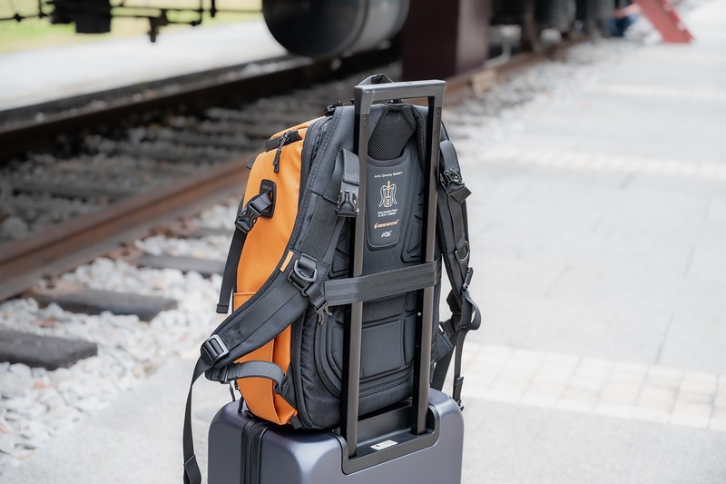 一键前开门快速取物，地平线8号前开口系列行李箱，不一样的20寸登机箱