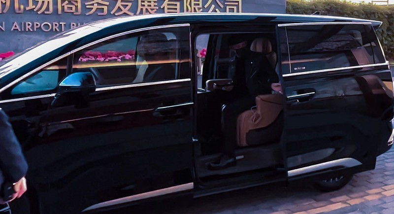 王嘉尔乘坐腾势D9现身多个行程