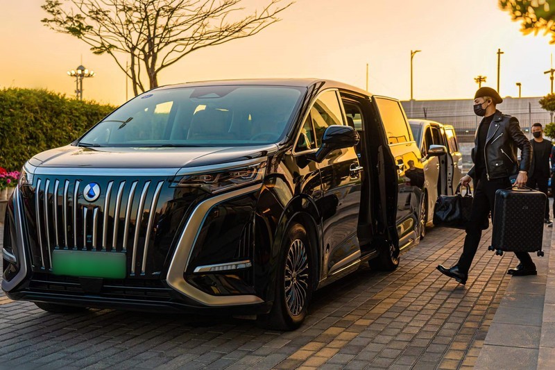 王嘉尔乘坐腾势D9现身多个行程