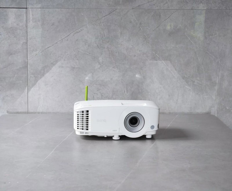 购智能商用投影机，省钱又省心，明基E585助力会议效率提升