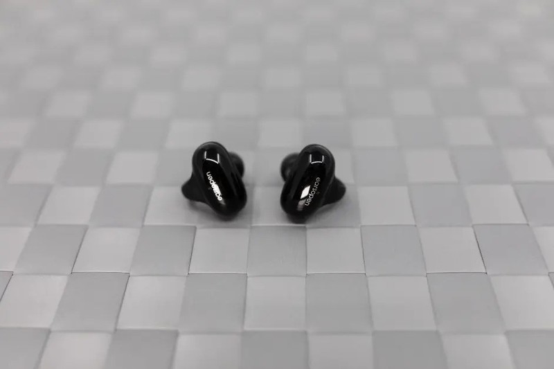 精致和时尚兼备，低调与潮流共存，骨聆SS900真无线骨传导耳机