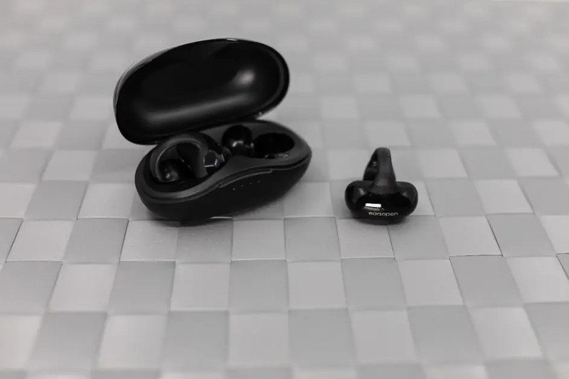 精致和时尚兼备，低调与潮流共存，骨聆SS900真无线骨传导耳机