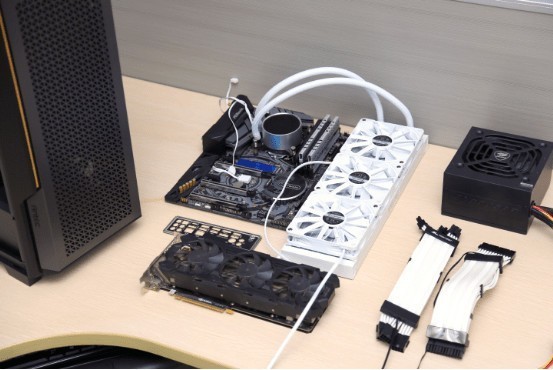 中塔机箱已死？大主板就该有大空间