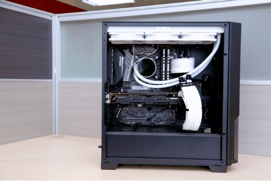 中塔机箱已死？大主板就该有大空间