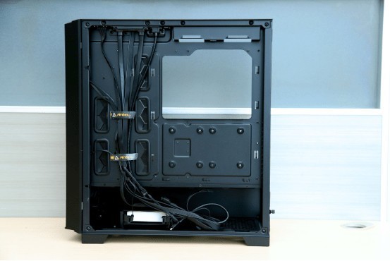 中塔机箱已死？大主板就该有大空间