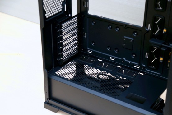 中塔机箱已死？大主板就该有大空间