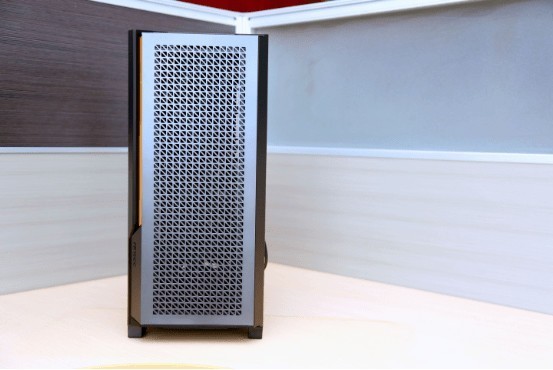 中塔机箱已死？大主板就该有大空间