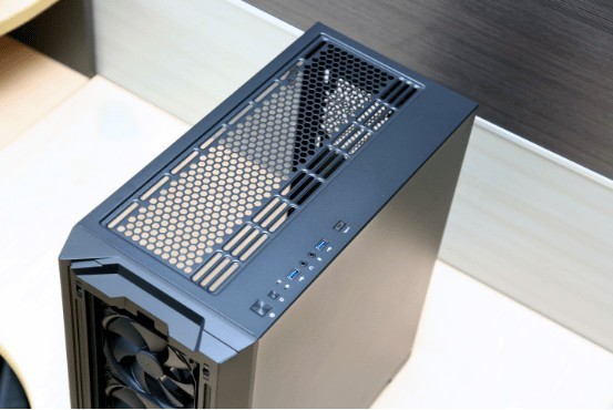 中塔机箱已死？大主板就该有大空间