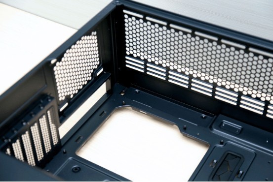 中塔机箱已死？大主板就该有大空间