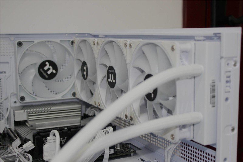 分享一下，搭建一套Thermaltake的海景房主机，到底有多爽