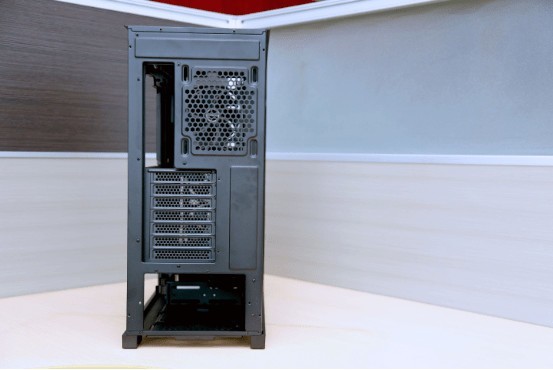 中塔机箱已死？大主板就该有大空间