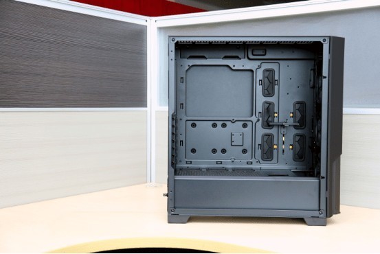 中塔机箱已死？大主板就该有大空间