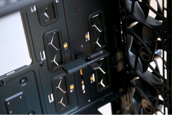 中塔机箱已死？大主板就该有大空间