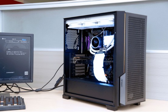 中塔机箱已死？大主板就该有大空间