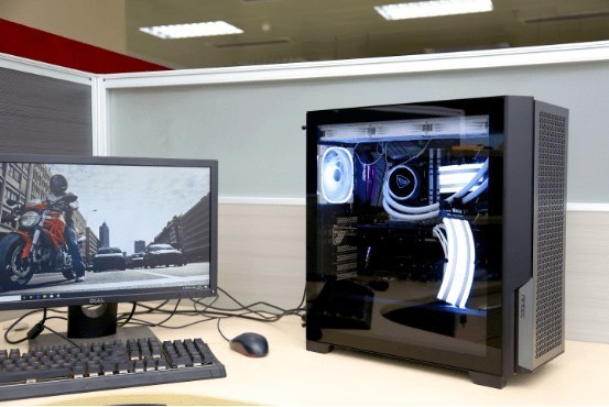 中塔机箱已死？大主板就该有大空间