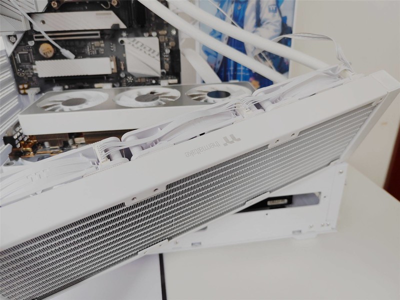 分享一下，搭建一套Thermaltake的海景房主机，到底有多爽