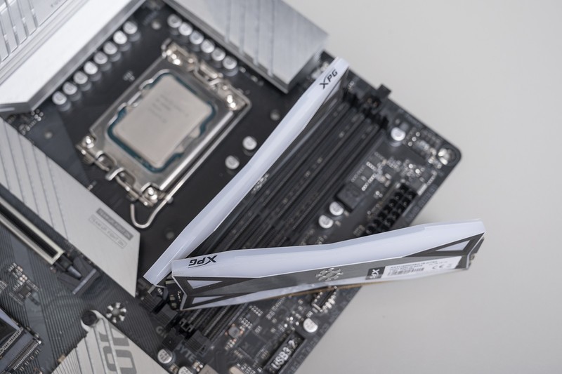 生于1979，萝卜控圆梦，威刚XPG幻境双透机箱 机动战士主题装机