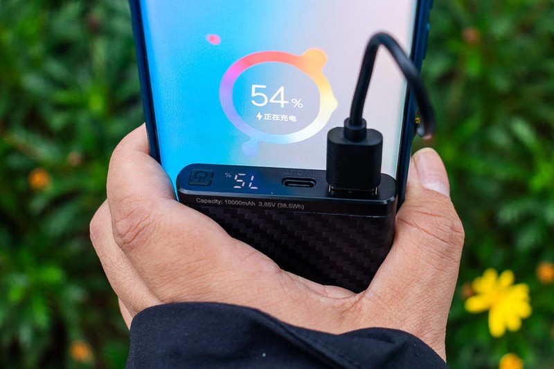 户外运动可携带的碳纤维超轻充电宝Klarus K5轻体验