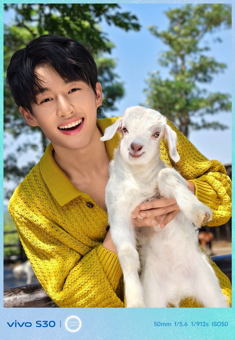 多彩配色搭配轻薄精致设计，年度“颜王”颁给了全新vivo S30