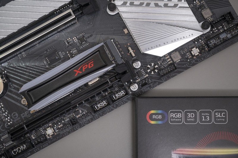 生于1979，萝卜控圆梦，威刚XPG幻境双透机箱 机动战士主题装机