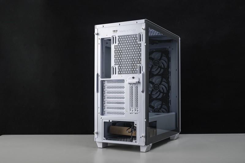 生于1979，萝卜控圆梦，威刚XPG幻境双透机箱 机动战士主题装机