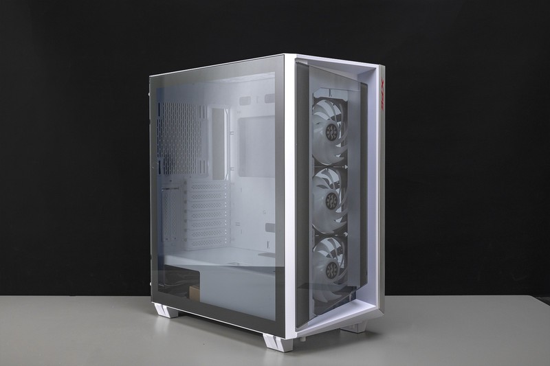 生于1979，萝卜控圆梦，威刚XPG幻境双透机箱 机动战士主题装机