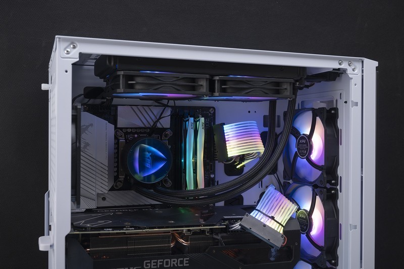 生于1979，萝卜控圆梦，威刚XPG幻境双透机箱 机动战士主题装机