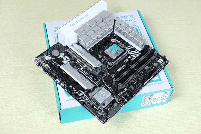 先马首款双仓海景房：先马 映像豪华版 海景房机箱上机体验