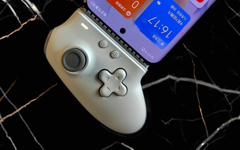 设计经典的拉伸手柄，多平台可玩，易速马M15