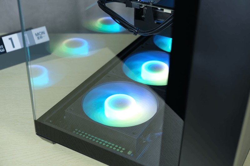 先马首款双仓海景房：先马 映像豪华版 海景房机箱上机体验