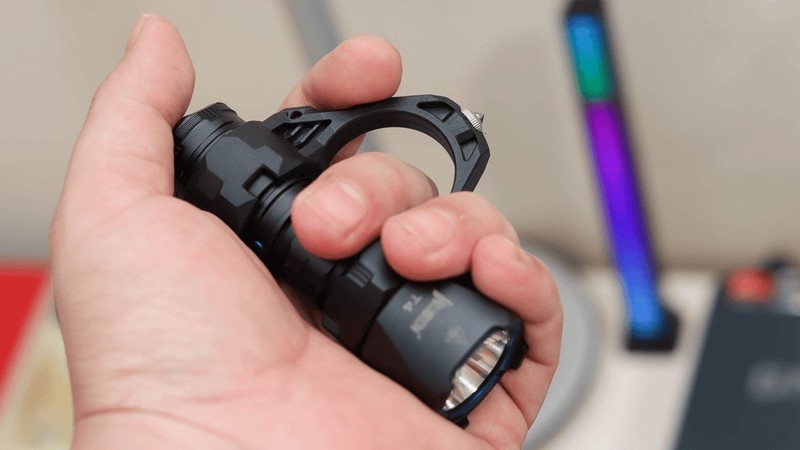 超狠的户外强光小手电，实用才是硬道理！务本T4评测