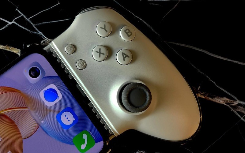 设计经典的拉伸手柄，多平台可玩，易速马M15