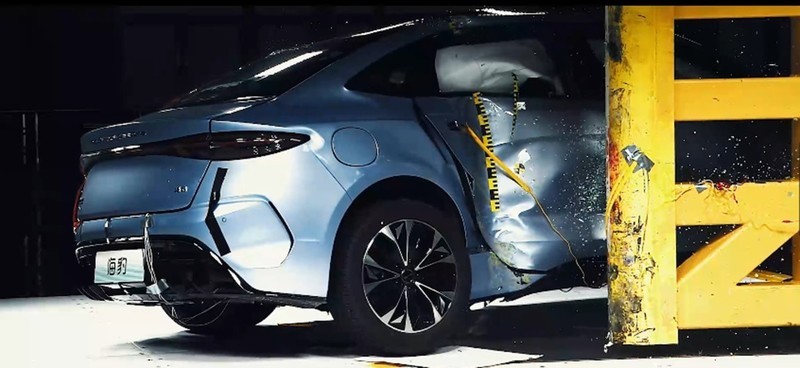 比亚迪海豹进行双面侧柱碰试验！公路坦克，又多了一辆“轿车”