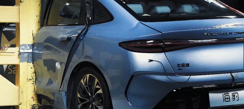 比亚迪海豹进行双面侧柱碰试验！公路坦克，又多了一辆“轿车”