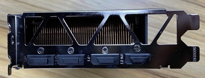 更多采用涡轮散热的RTX 4090出现 双槽厚度，借用技嘉PCB设计