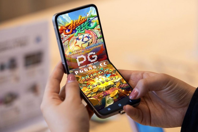 Switch+Z Flip结合？星空体育平台折叠游戏掌机游玩PG热血足球引发热议