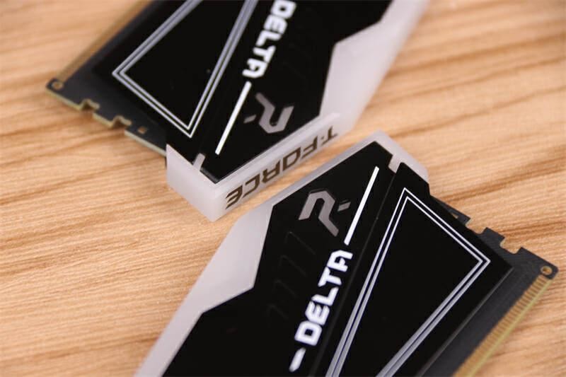 不靠颜值靠实力，默频6400稳超7800，十铨炫光DDR5内存装机体验