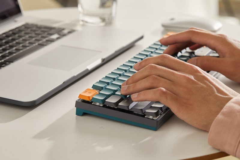 和ChatGPT一样能为高效工作服务的办公工具：绿联KU102矮轴办公机械键盘