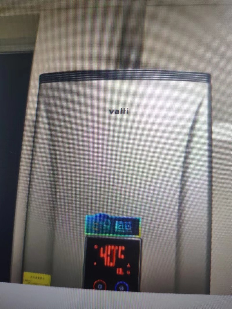 请问这种华帝燃气热水器上面有进气格栅的外壳如何打开，多谢！