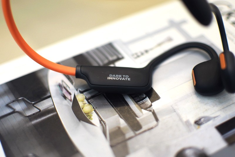 适合夜跑人的耳机，会发光的HAKII LIGHT蓝牙耳机，娱乐运动两不误