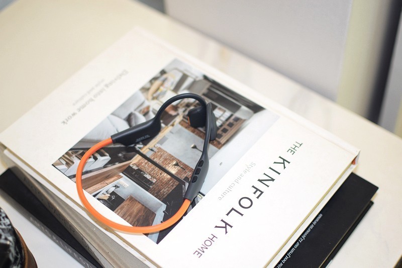 适合夜跑人的耳机，会发光的HAKII LIGHT蓝牙耳机，娱乐运动两不误