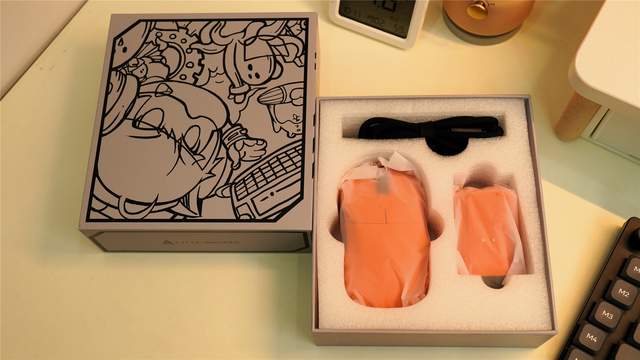 PAW3950传感器+无线8K+彩屏磁吸座充！黑爵AJ179APEX游戏鼠标评测