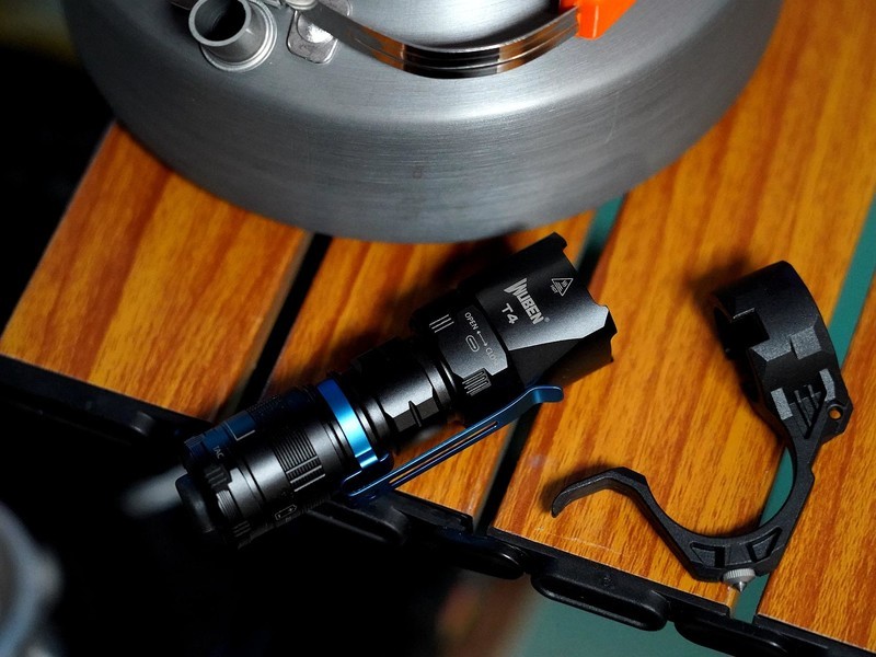 户外探险与防卫的理想之选,务本T4便携战术手电筒体验分享